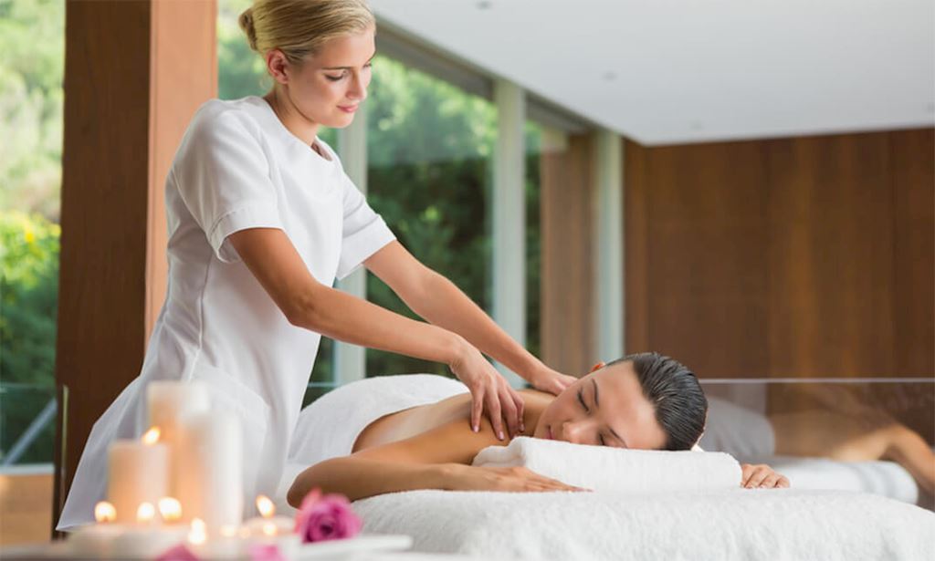Krankenschwester Taetowierte Wald Massage