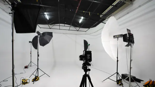Classic Studio Portrait Photography - Learn The Art Of Classic Lighting And Posing