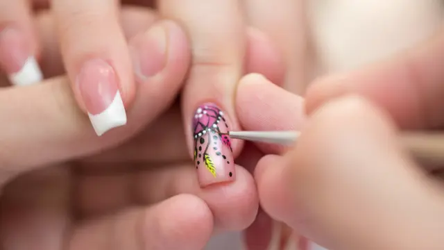 Gel Nail : Gel Manicure and Nail Artist Training