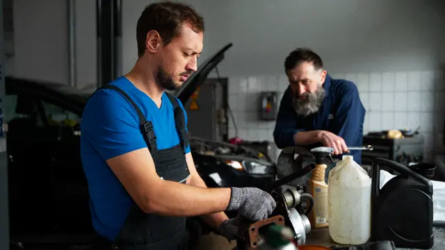 Motorcycle Mechanic Training : Motorbike Servicing & Repairing